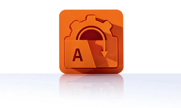 Das Symbol ist unicolor orange und zeigt ein Zahnrad, in das ein Pfeil von oben nach unten hineinführt. Im Vordergrund befindet sich ein großes „A“. Es ist in einem Quadrat mit abgerundeten Ecken dargestellt. Dieses Icon steht für das Übersetzungsmanagement von crossbase.